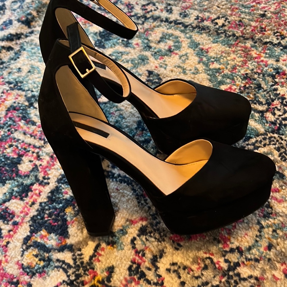 Platform heals in good condition no major damage slightly worn in